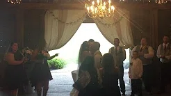 Mulher tenta atrapalhar foto e acaba empurrada por fotografa 