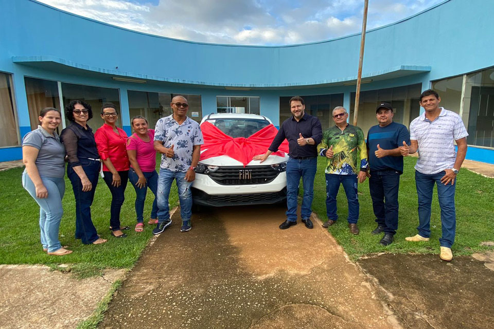 Deputado Alex Redano entrega veículo para a Educação em Rio Crespo