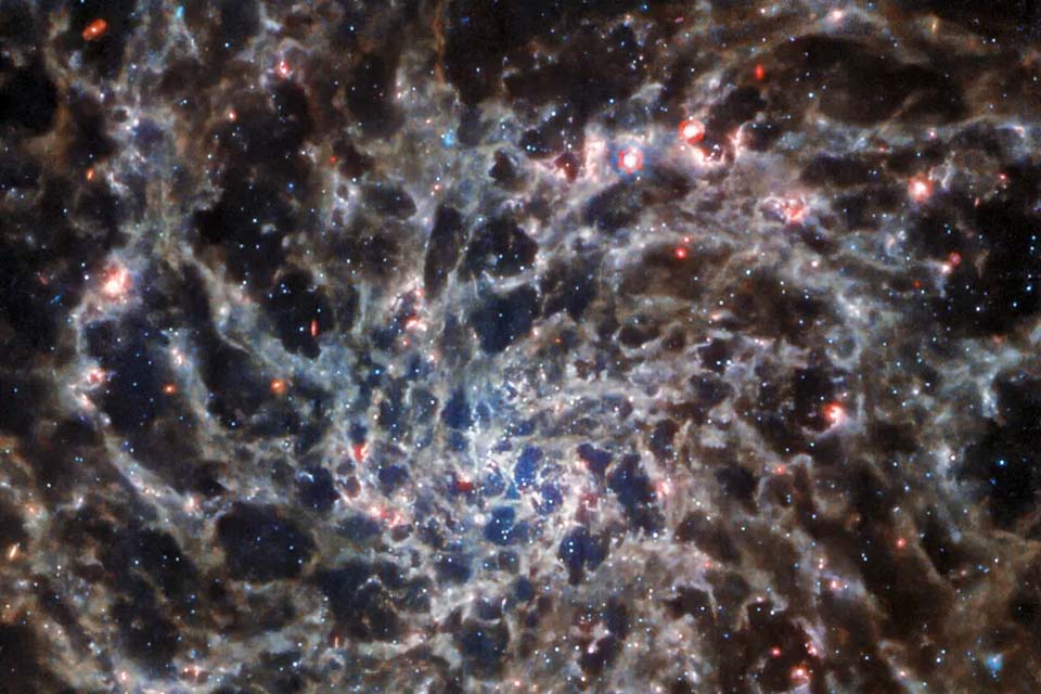 'Ossos cósmicos': James Webb revela detalhes inéditos da galáxia IC 5332