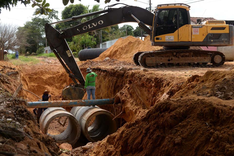 Prefeitura instala bueiro na rua Plácido de Castro