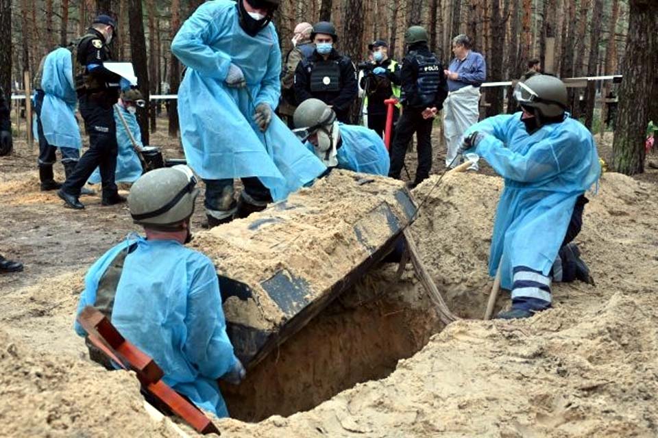 Corpos exumados na Ucrânia apresentam sinais de tortura