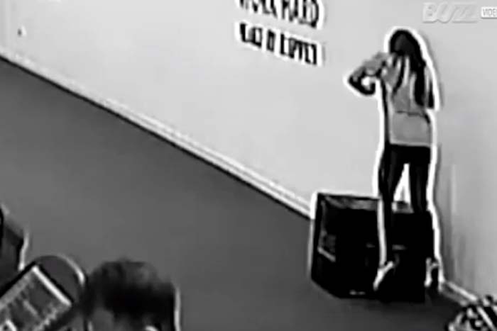 Mulher paga mico durante exercícios em academia 