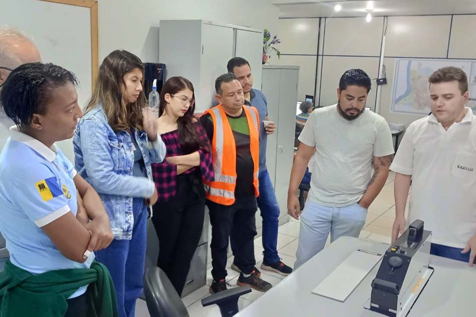 Equipes da Semtran fazem capacitação para operar equipamento que afere qualidade da sinalização