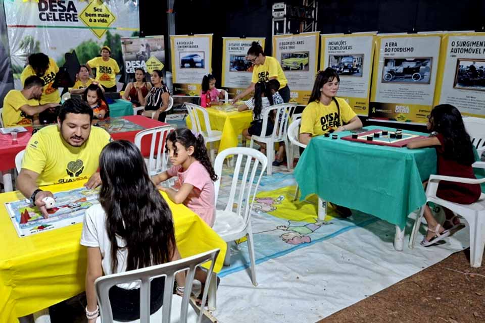 Ação de educação para o trânsito conscientiza visitantes durante Arraial Flor do Maracujá