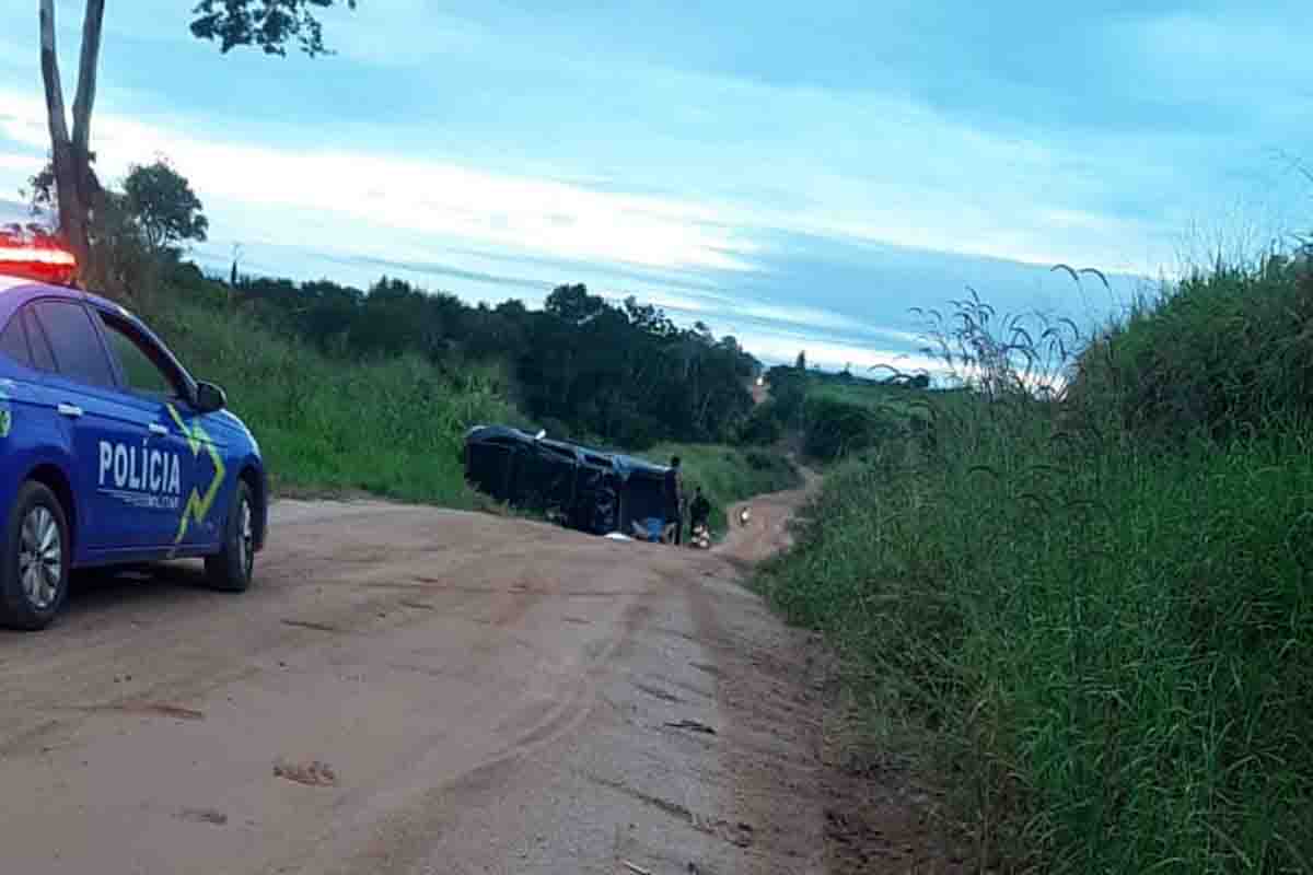 Capotamento na Linha 06 deixa um morto e três feridos em Cacoal