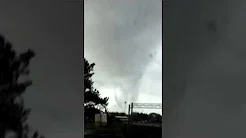 Motorista filma tornado na Carolina do Norte nos EUA