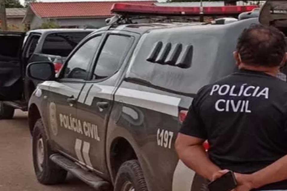 Polícia Civil prende três pessoas por porte ilegal e comércio de arma de fogo