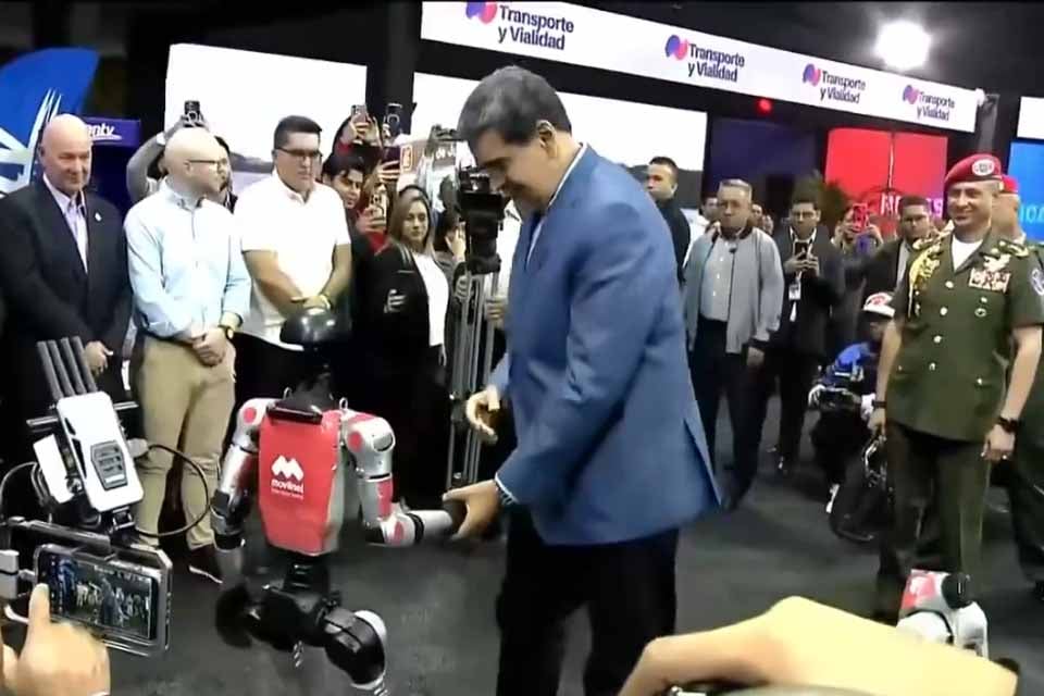 Em clima de tensão com EUA, Maduro dança com robô humanoide de IA 