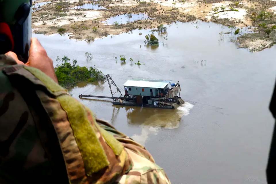 Aviões ilegais entram diariamente no Território Yanomami
