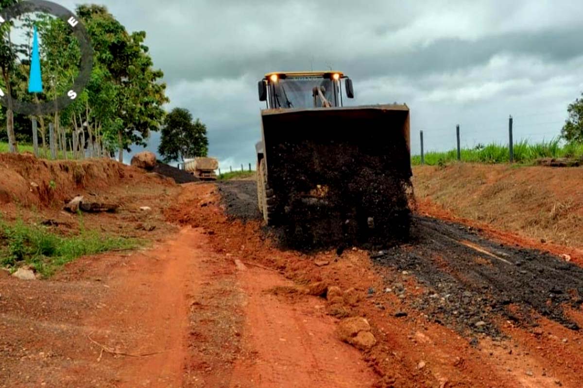 Prefeitura intensifica recuperação de pontos críticos em estradas rurais durante período chuvoso