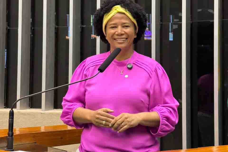 Sílvia Cristina destaca aprovação da PEC 169, que permite acumular cargo de professor com outra função