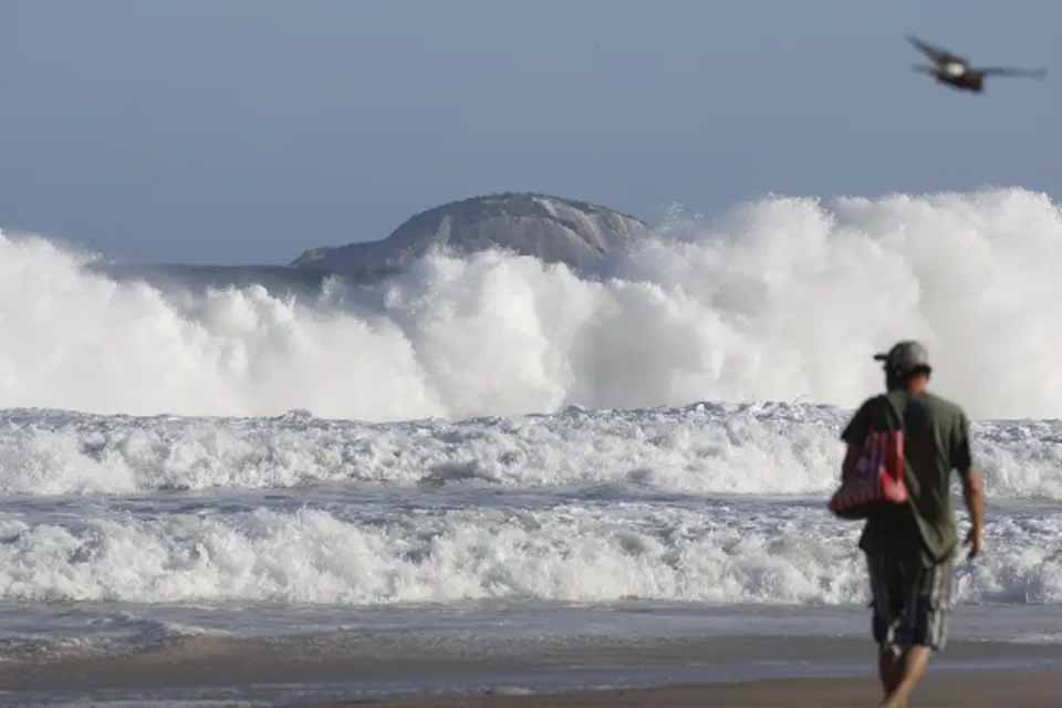 RJ: praias seguem com ressaca e banhistas devem evitar entrar no mar