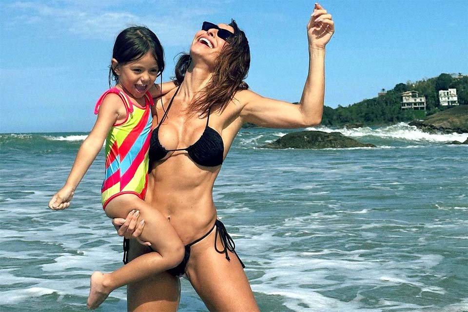 Sabrina Sato curte domingo na praia com Zoe e aproveita para divulgar nova coleção de beachwear