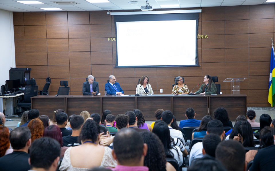Presidente do TJRO reconhece o esforço de servidores da Central de Processos Eletrônicos