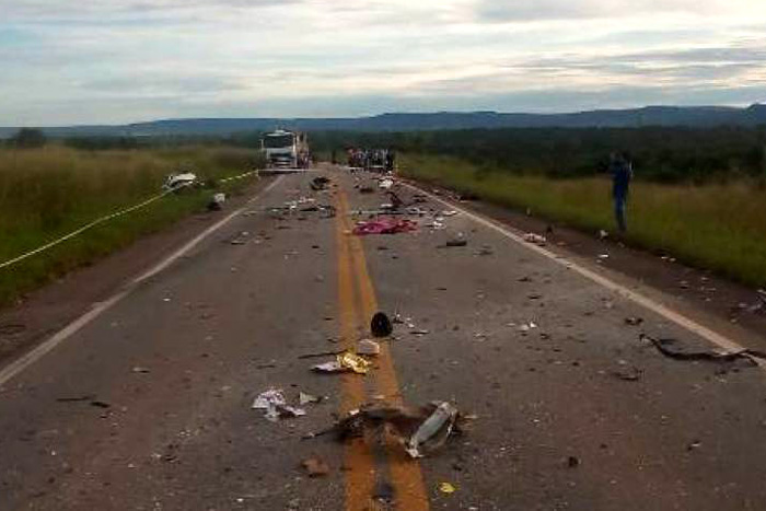 Carro atinge carreta em rodovia do MT e mata 4 moradores de Rondônia