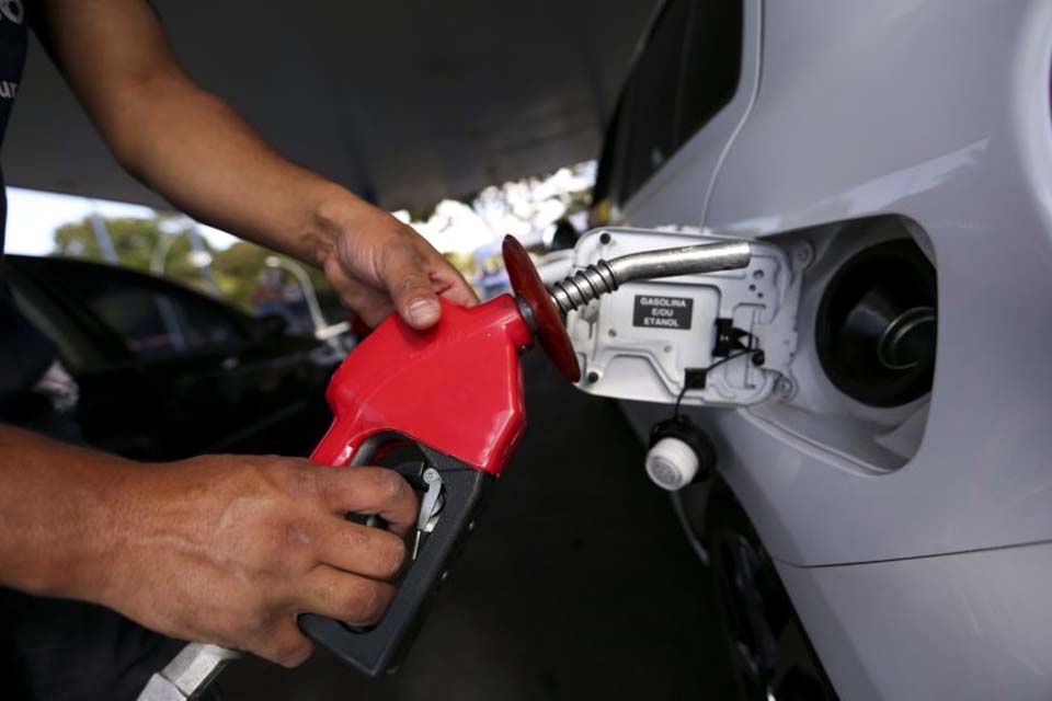 Argentina mantém preço da gasolina congelado até novembro