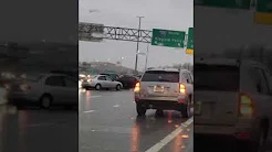Ventos fortes arrastam veículos em estrada nos EUA