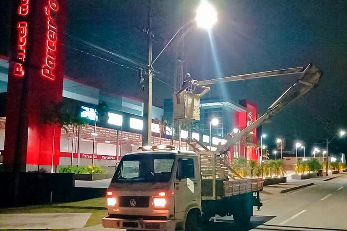 Equipe de manutenção da Semosp realiza troca de lâmpadas nos bairros