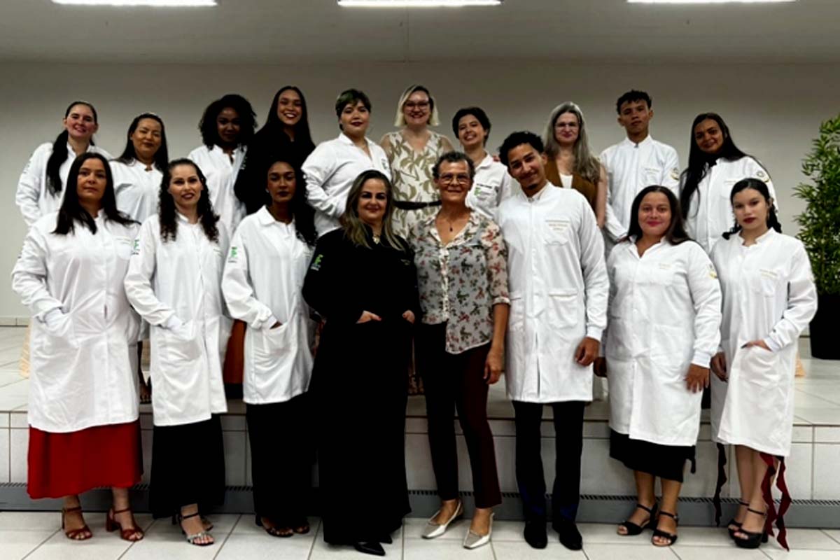 Campus Ji-Paraná reúne alunos da Licenciatura em Química em Cerimônia de Entrega de Jaleco