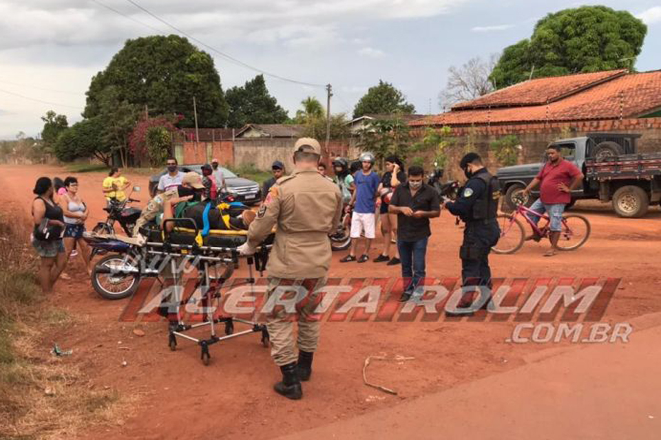 Motociclista fratura perna ao ser atingido por caminhonete