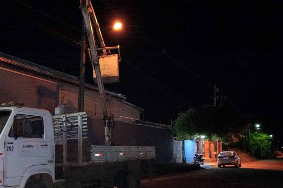 Prefeitura realiza reparos na iluminação pública em diversos bairros de Ji-Paraná