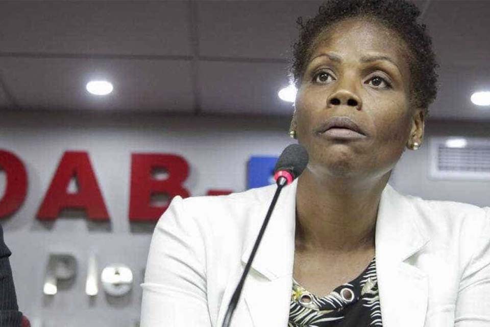 Advogada é algemada por PMs durante audiência judicial no Rio