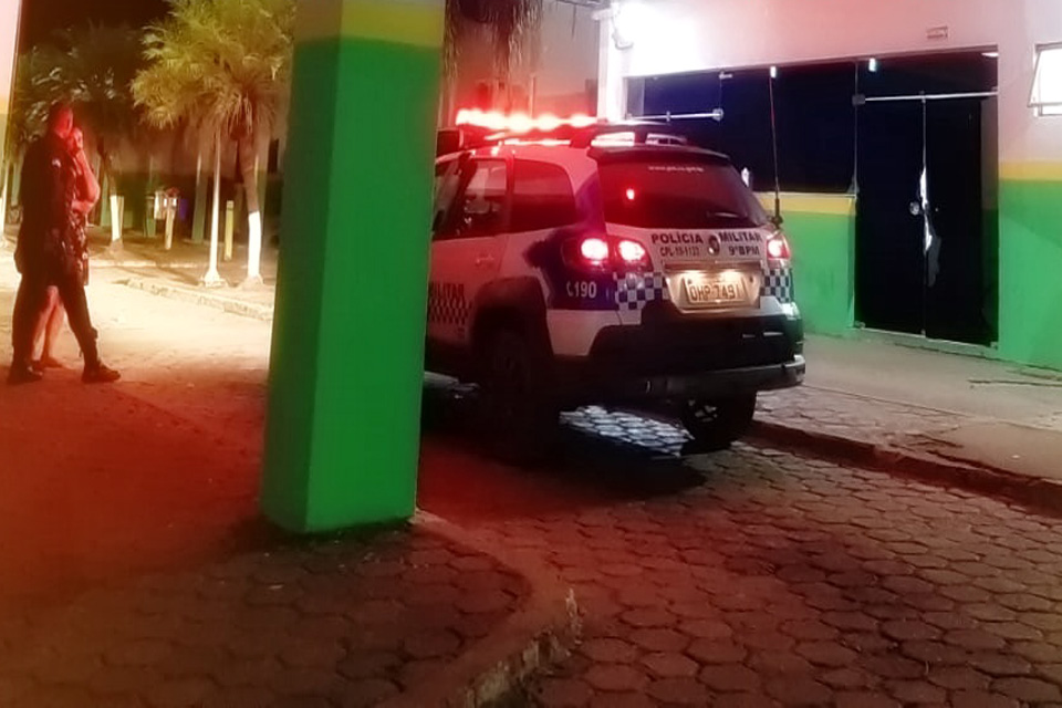 Jovens são atacados a tiros por dupla em motocicleta na zona sul