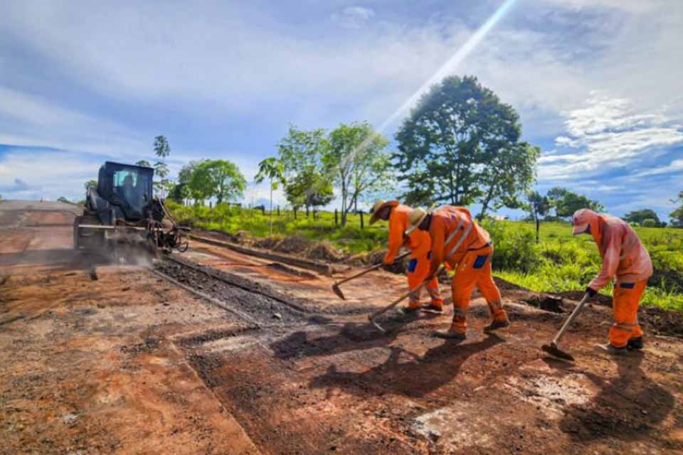 Manutenção asfáltica é executada em 9 quilômetros da RO-479, em direção ao distrito Estrela de Rondônia