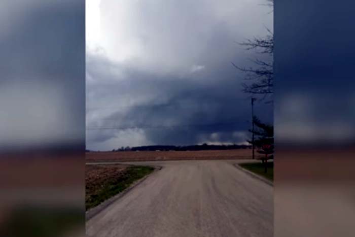 Incrível: Veja momento em que tornando toca o chão