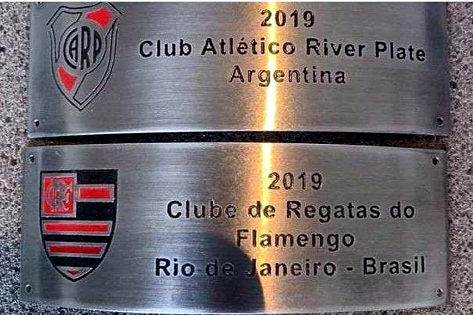 Flamengo reclama de 'plaquinha do título' da Libertadores desatualizada e Conmebol atualiza