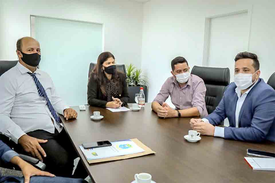 Chefe de gabinete da presidência e deputada Cassia recebe vereadores de Santa Luzia