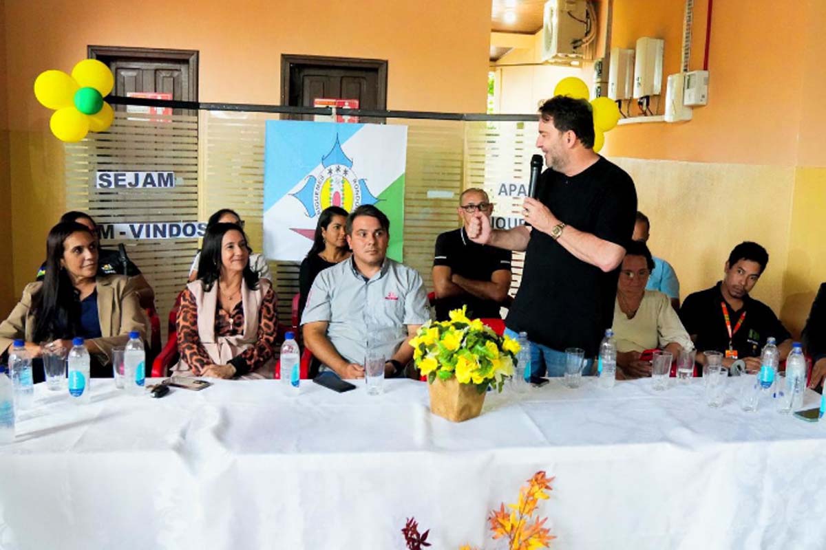 Alex Redano participa da entrega de projeto de segurança na APAE de Ariquemes