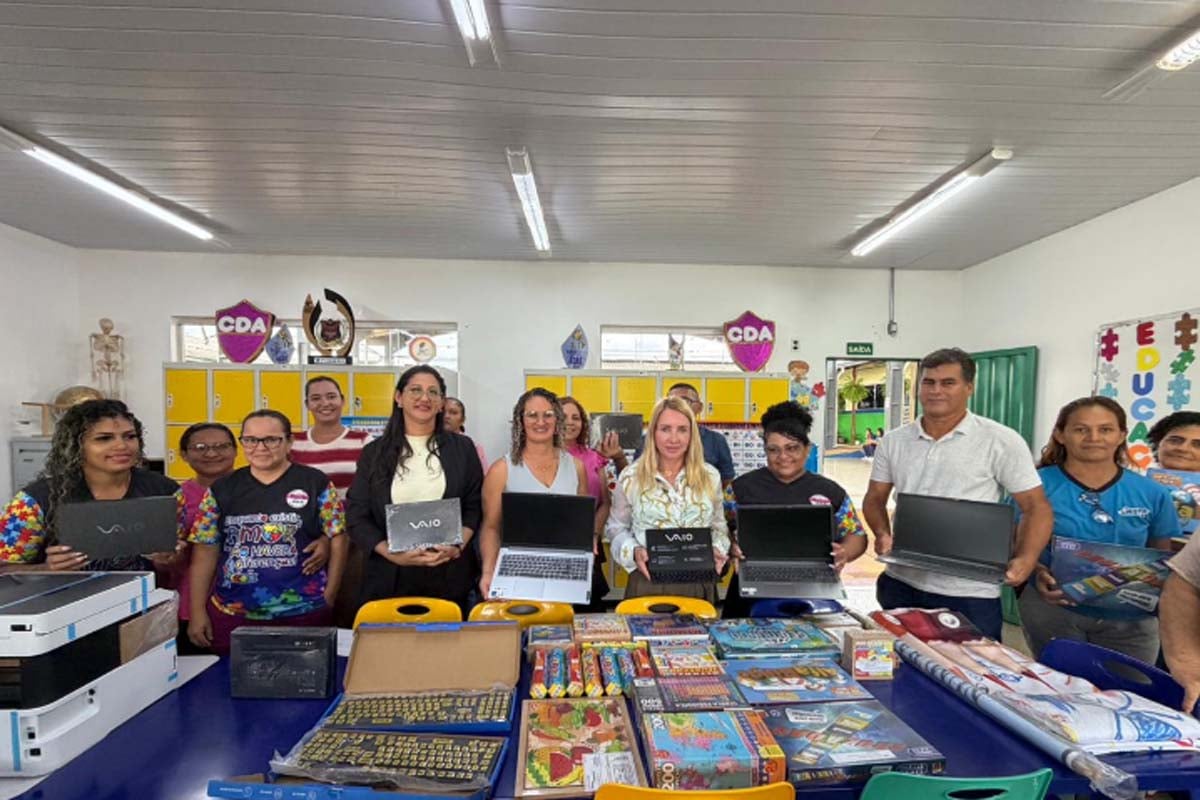Ieda Chaves fortalece educação em Candeias do Jamari com tablets e materiais didáticos