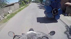 Motociclista é flagrado transportando barris em moto 