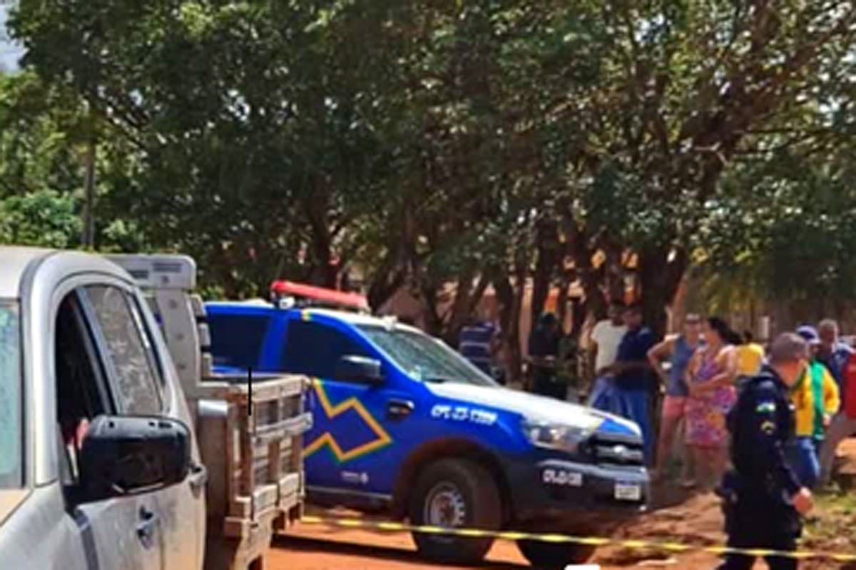 Mulher é atacada a golpes de facão por bandidos encapuzados a