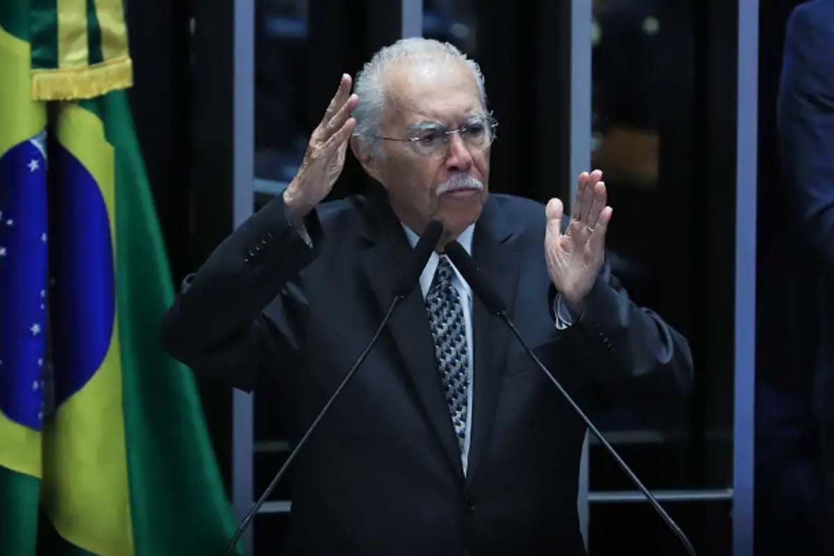 Ex-presidente José Sarney é internado com quadro de pneumonia