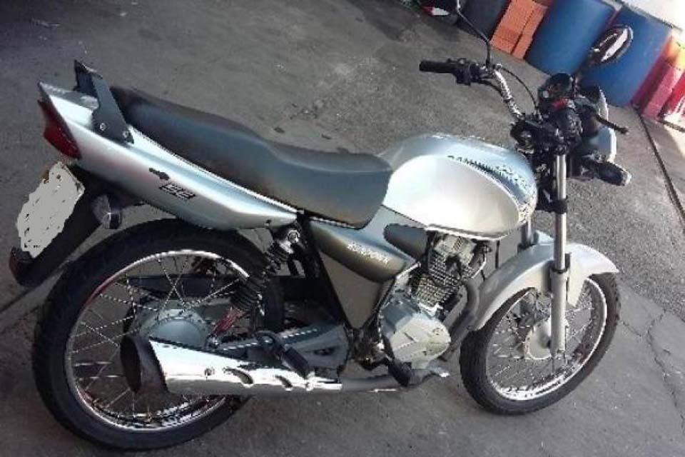 Dupla é presa pela Polícia Militar arrastando uma motocicleta