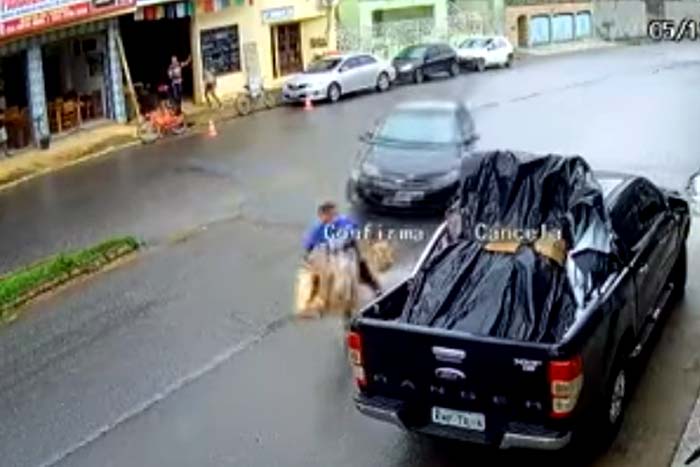 Homem quase é atropelado por carro desgovernado 