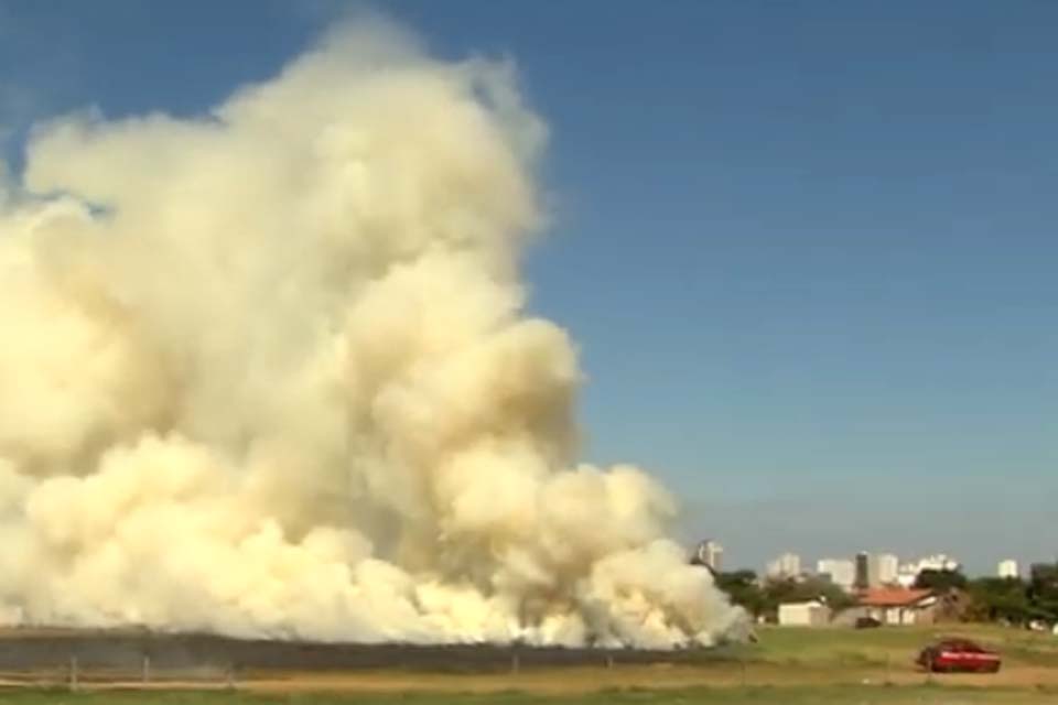 Incêndio em terreno causa transtornos na Zona Norte de Franca