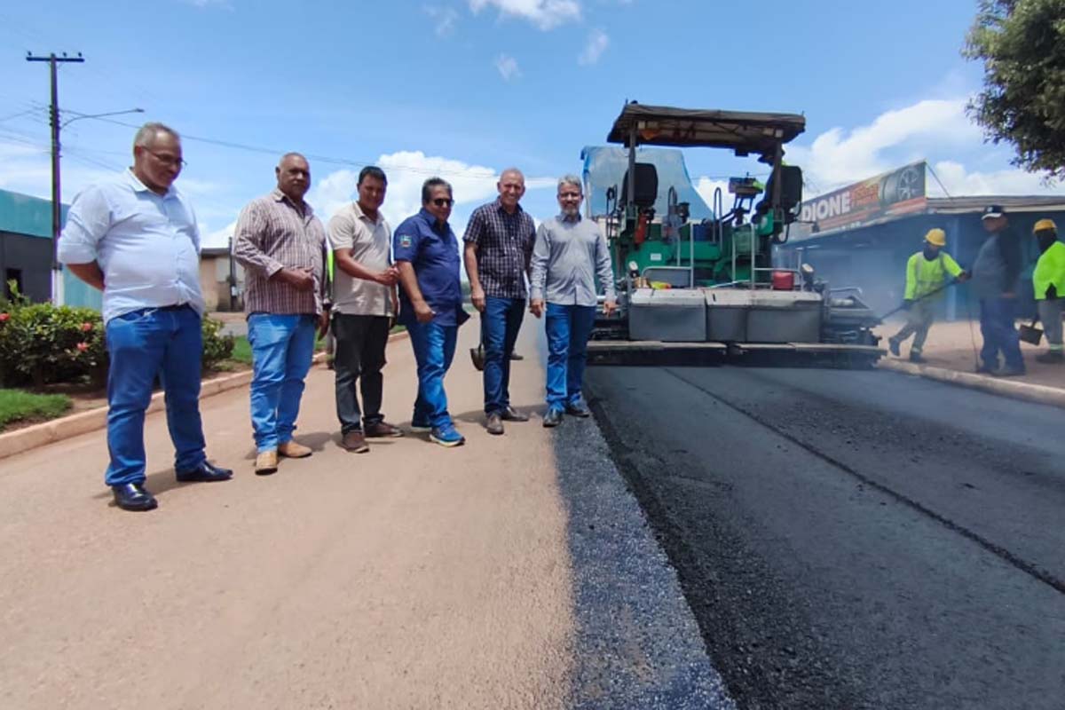 Ezequiel Neiva acompanha o início das obras de recapeamento de 10 km de ruas com asfalto usinado em Cerejeiras