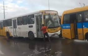 Manaus: Motoristas brigam e quebram ônibus com passageiros