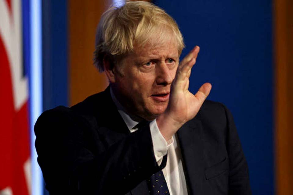 Com popularidade em queda, premiê britânico Boris Johnson reforma equipe de governo