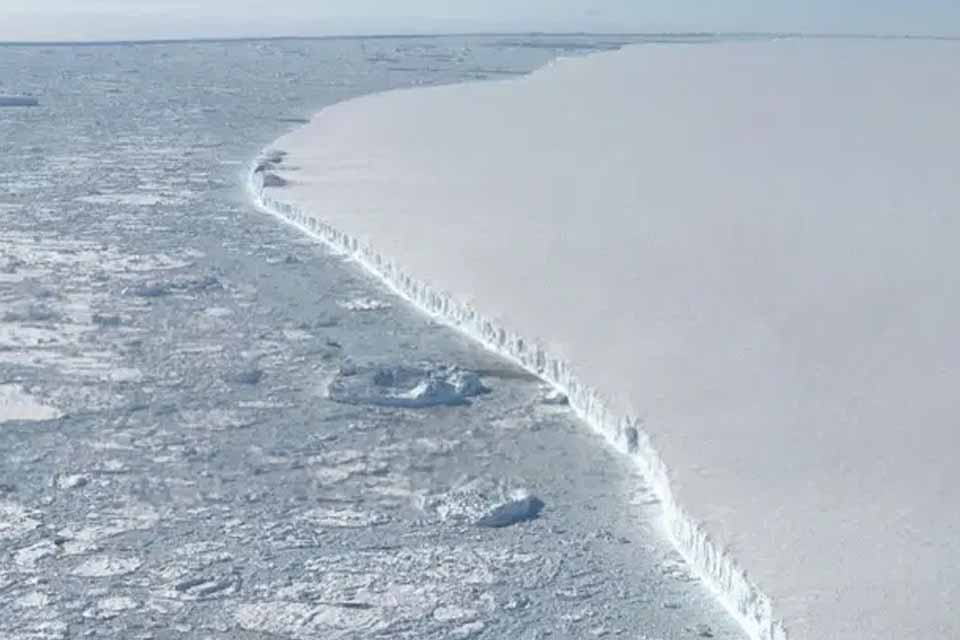 Maior iceberg do mundo está prestes a entrar em mar aberto
