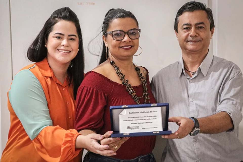 Semed homenageia professora vencedora do XXIII Prêmio Arte na Escola Cidadã