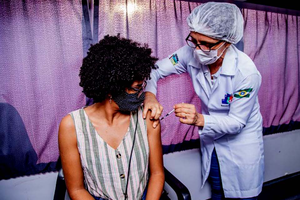 Mais de uma centena de pessoas são vacinadas no Alpha Park, em mais uma jornada do Busão da Vacinação