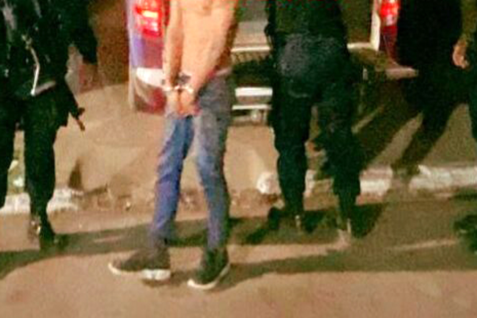 Polícia prende acusado com pistola e recupera parte de dinheiro roubado