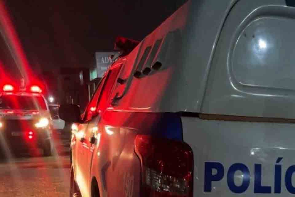 Homem é atacado com cadeirada e facada no peito em Jaru