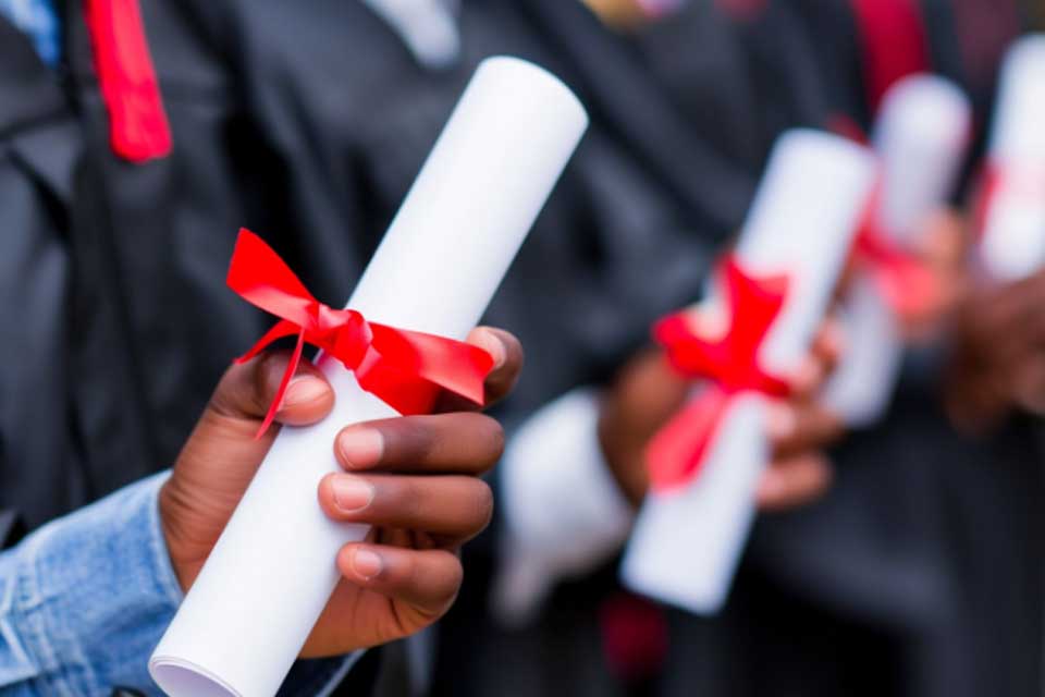 Diploma de faculdade EAD ou presencial: o que muda na prática