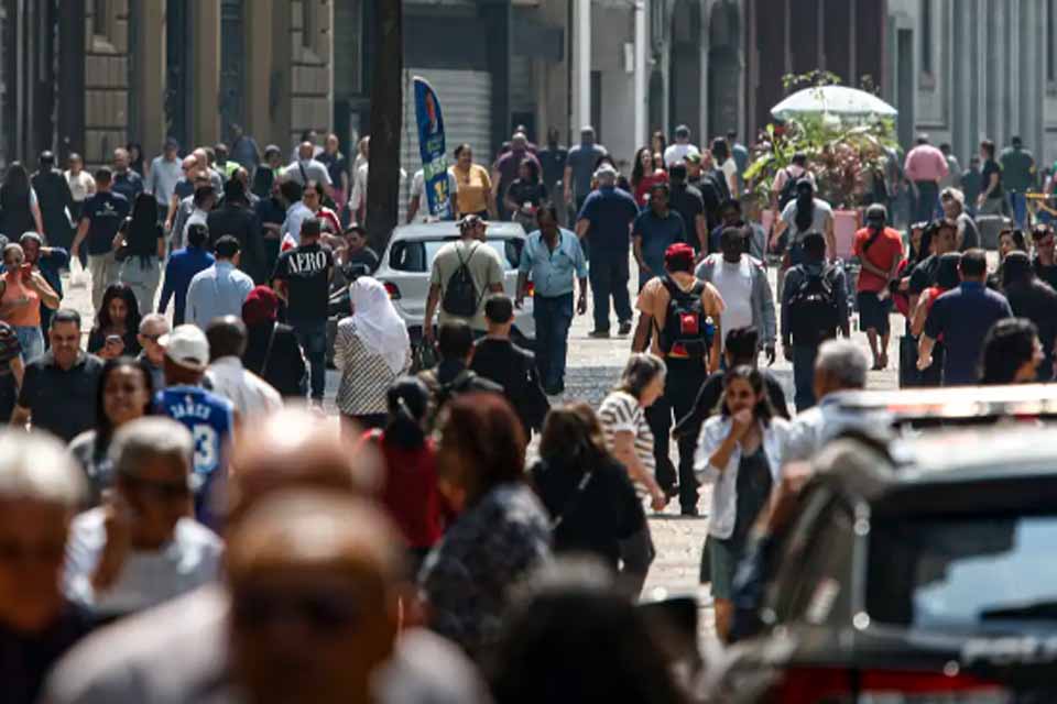 Mais de 6,5 milhões de famílias deixaram linha da pobreza em 2 anos