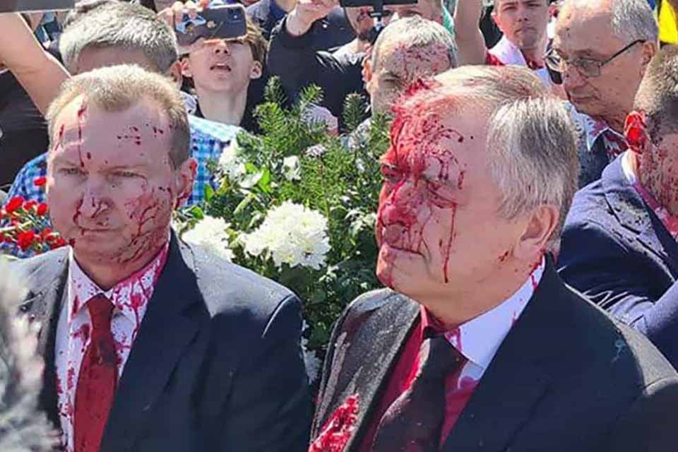 Na Polônia, manifestantes jogam tinta vermelha em embaixador russo; vídeo